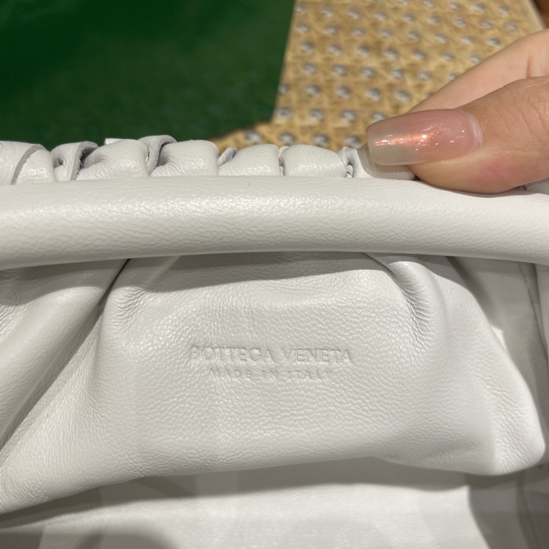 Bottega Veneta THE MINI POUCH 22CM 编织云朵包 585852白色