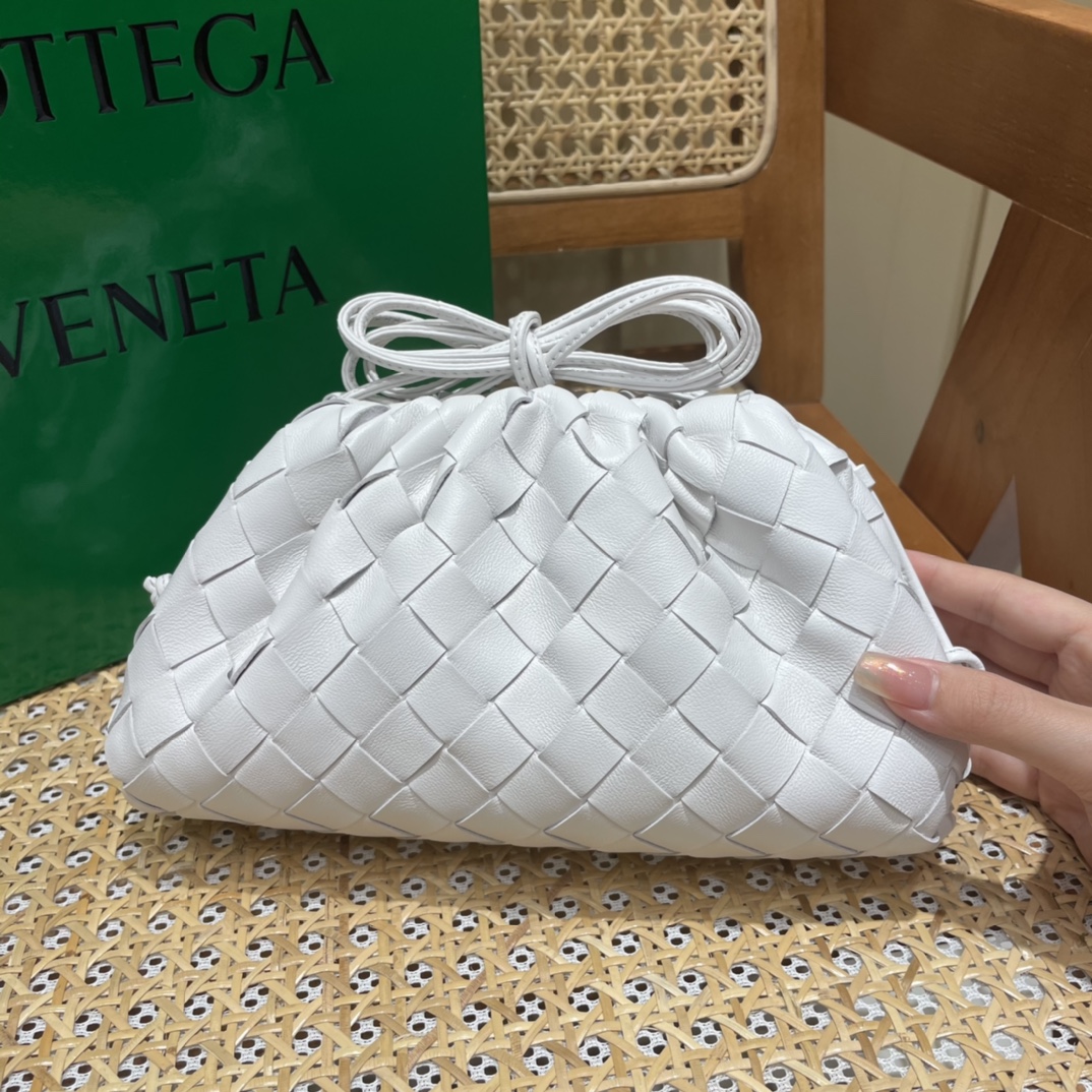 Bottega Veneta THE MINI POUCH 22CM 编织云朵包 585852白色