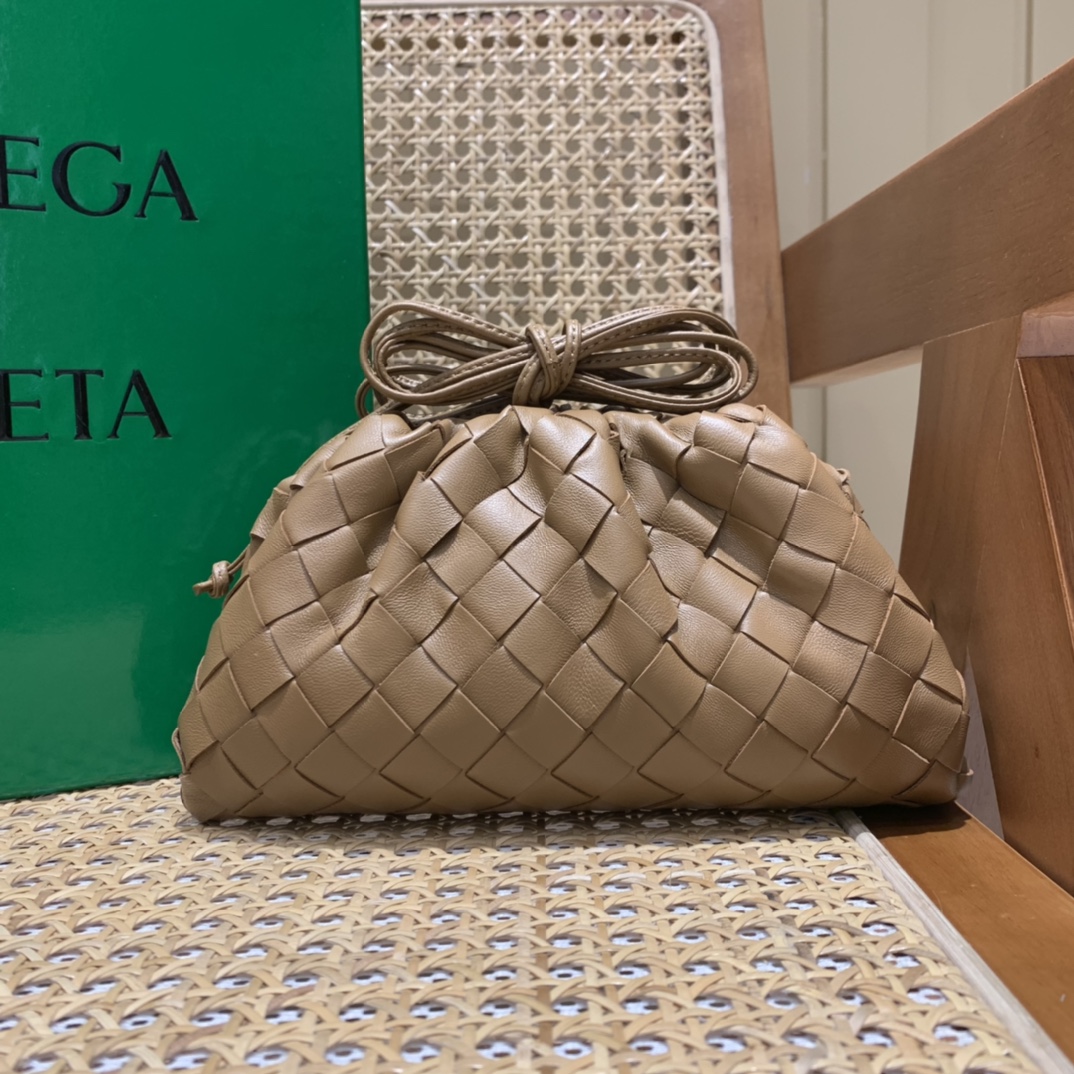 Bottega Veneta THE MINI POUCH 22CM 编织云朵包 585852焦糖色
