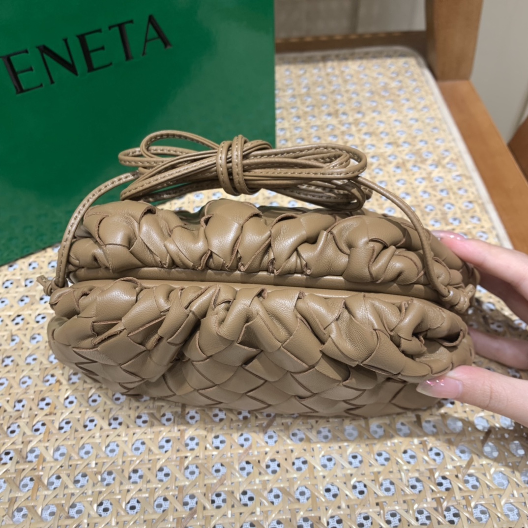 Bottega Veneta THE MINI POUCH 22CM 编织云朵包 585852焦糖色