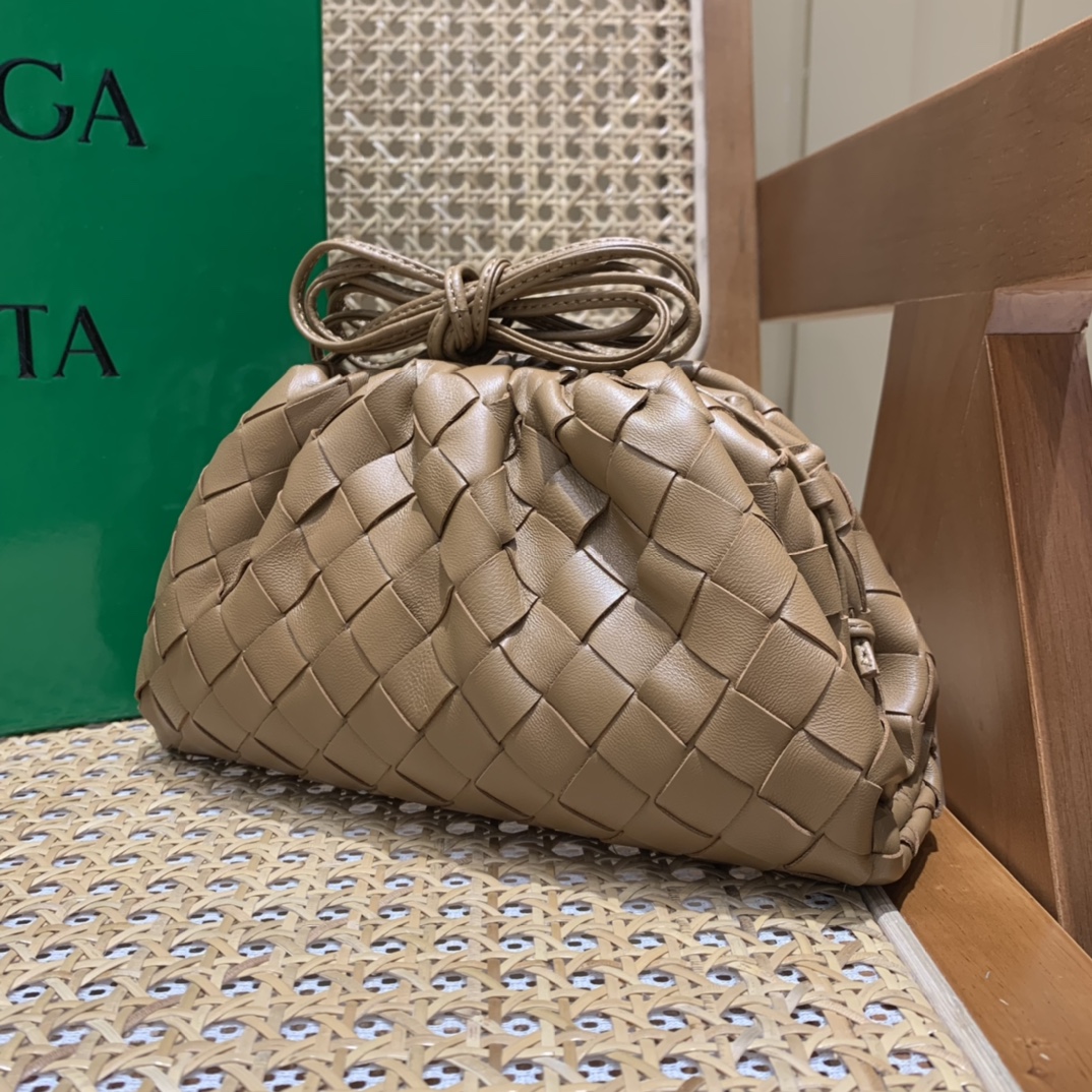 Bottega Veneta THE MINI POUCH 22CM 编织云朵包 585852焦糖色