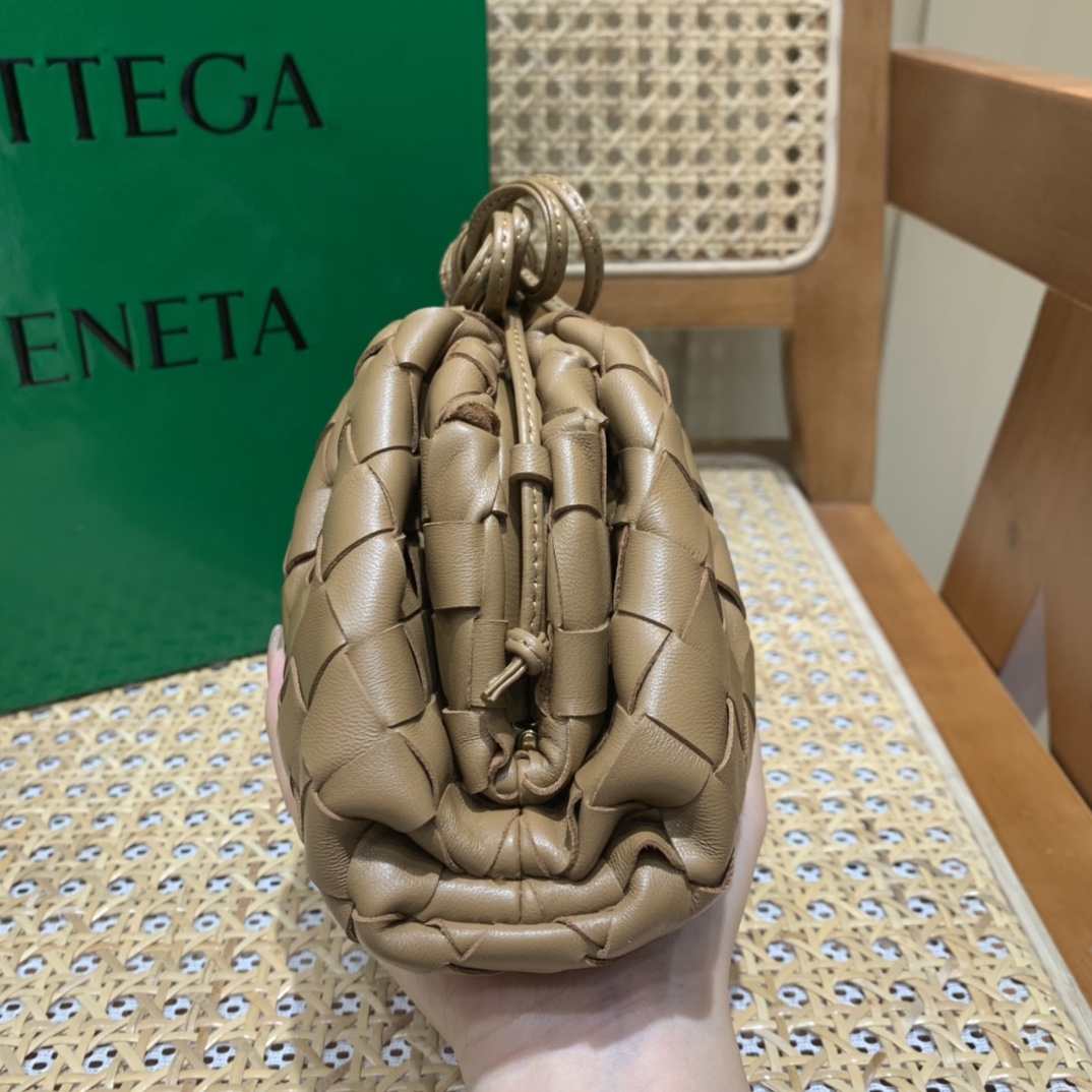 Bottega Veneta THE MINI POUCH 22CM 编织云朵包 585852焦糖色