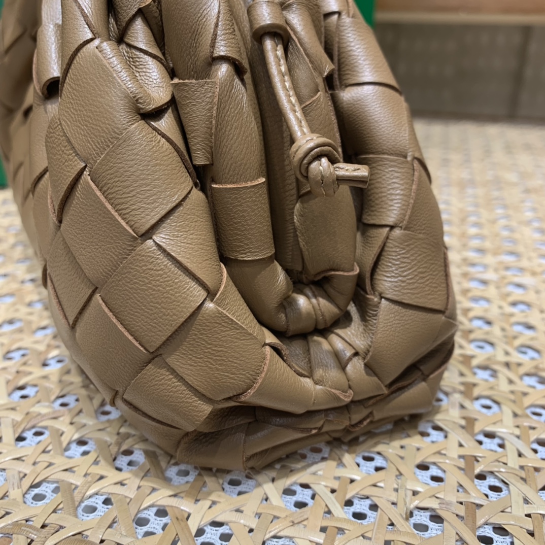 Bottega Veneta THE MINI POUCH 22CM 编织云朵包 585852焦糖色