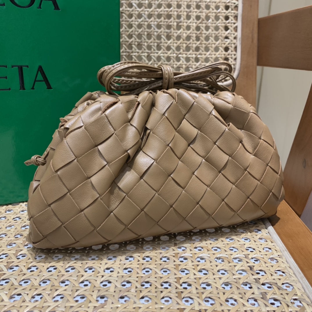 Bottega Veneta THE MINI POUCH 22CM 编织云朵包 585852焦糖色
