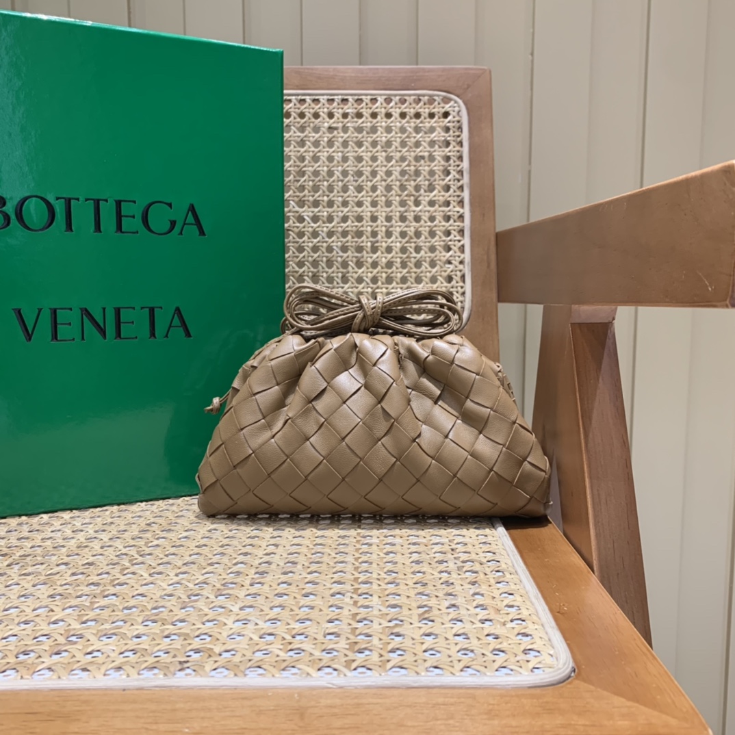 Bottega Veneta THE MINI POUCH 22CM 编织云朵包 585852焦糖色