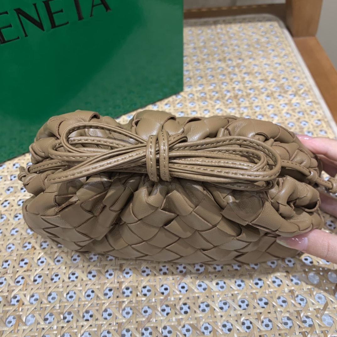 Bottega Veneta THE MINI POUCH 22CM 编织云朵包 585852焦糖色