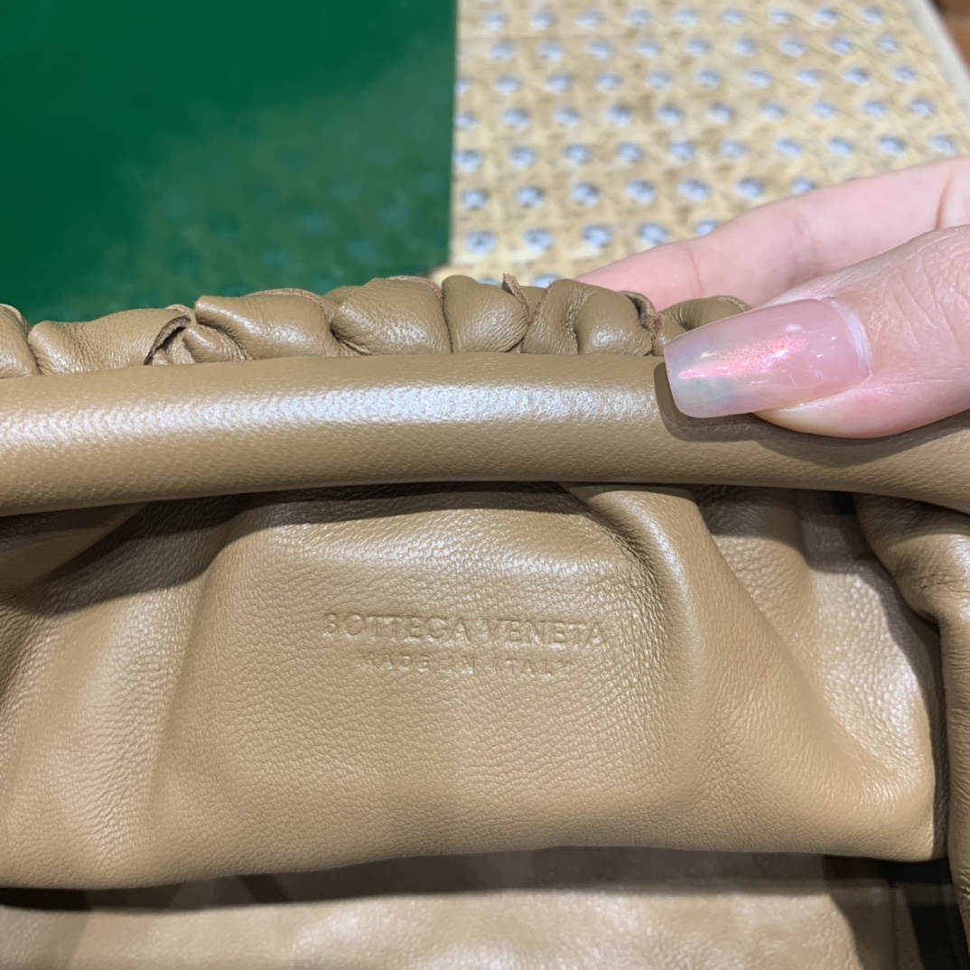 Bottega Veneta THE MINI POUCH 22CM 编织云朵包 585852焦糖色