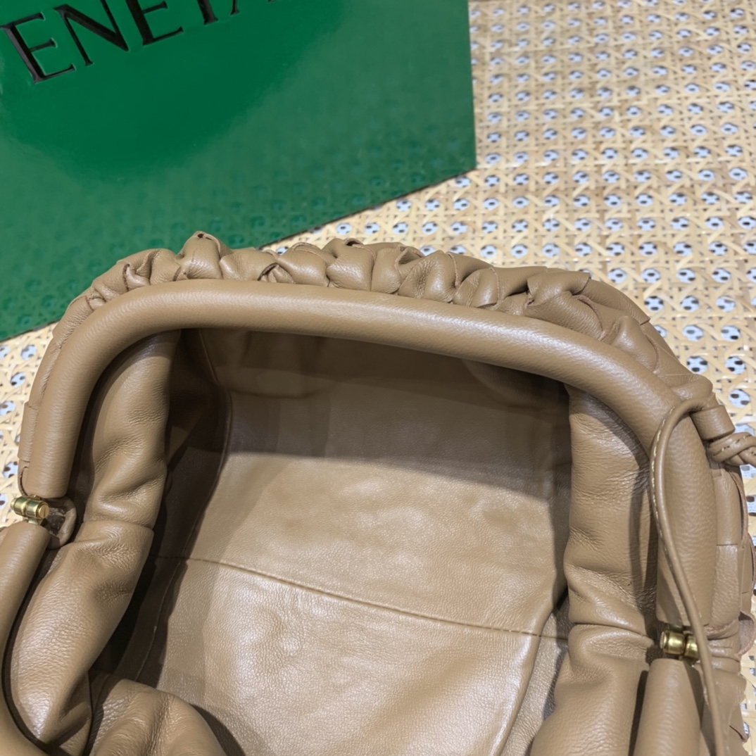 Bottega Veneta THE MINI POUCH 22CM 编织云朵包 585852焦糖色