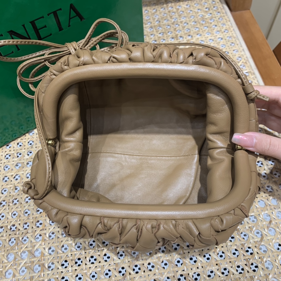 Bottega Veneta THE MINI POUCH 22CM 编织云朵包 585852焦糖色