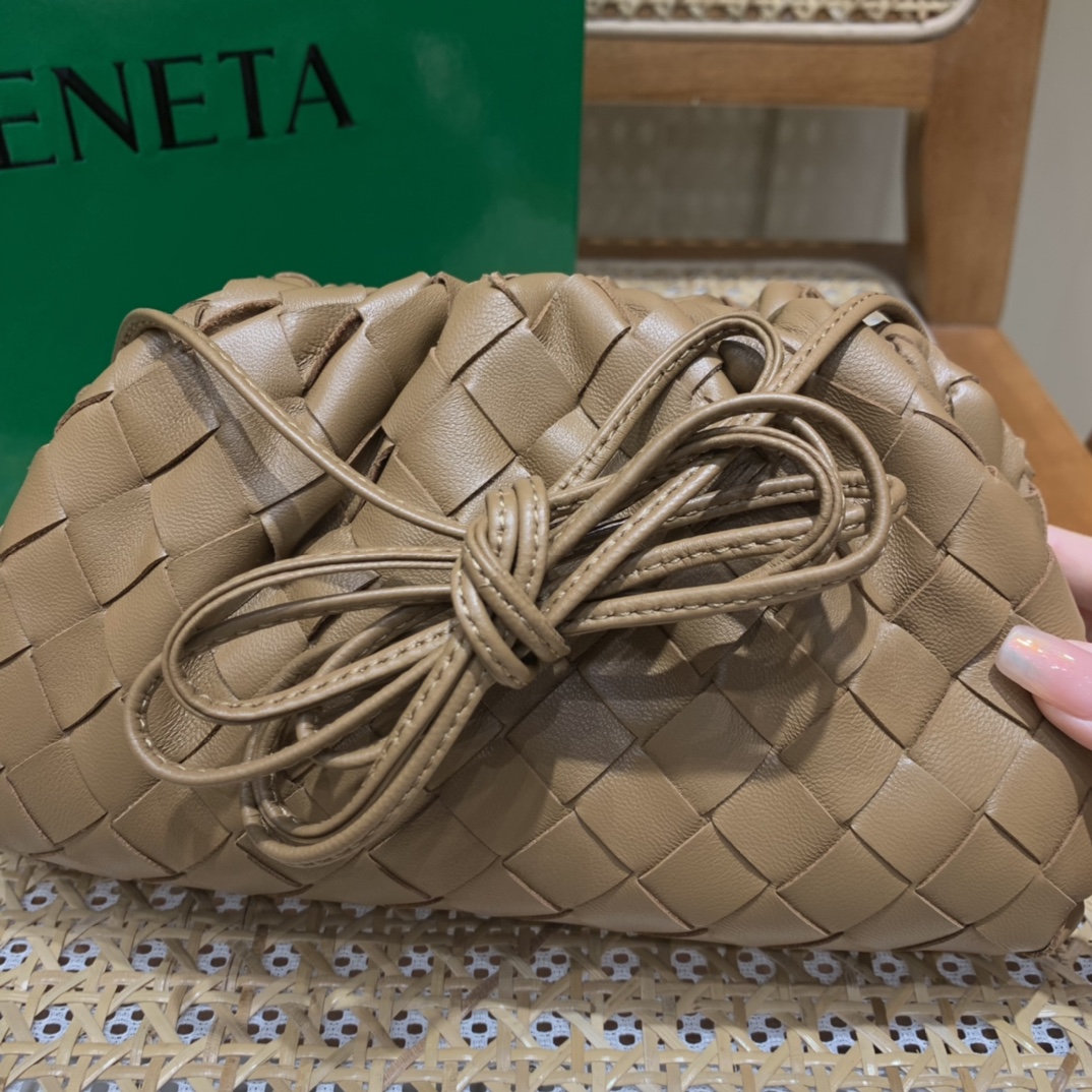 Bottega Veneta THE MINI POUCH 22CM 编织云朵包 585852焦糖色
