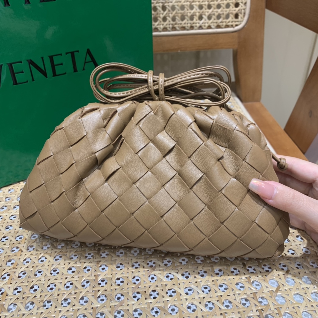Bottega Veneta THE MINI POUCH 22CM 编织云朵包 585852焦糖色