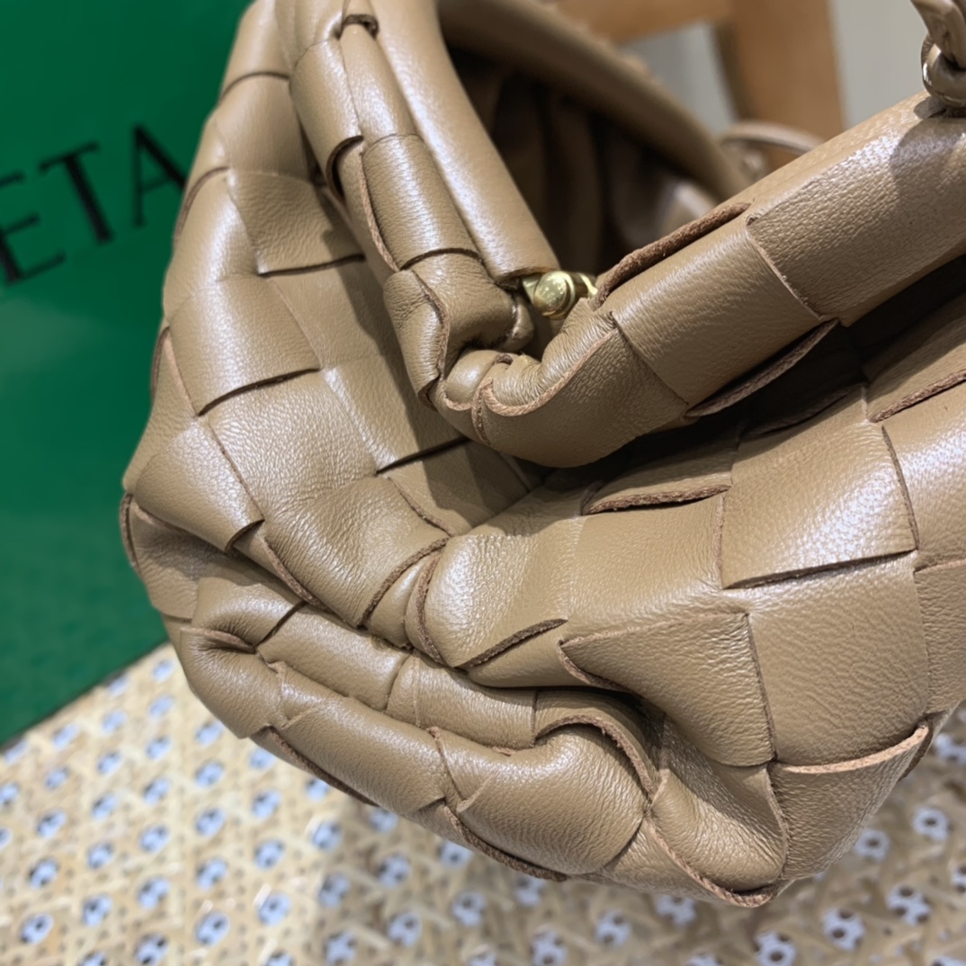 Bottega Veneta THE MINI POUCH 22CM 编织云朵包 585852焦糖色