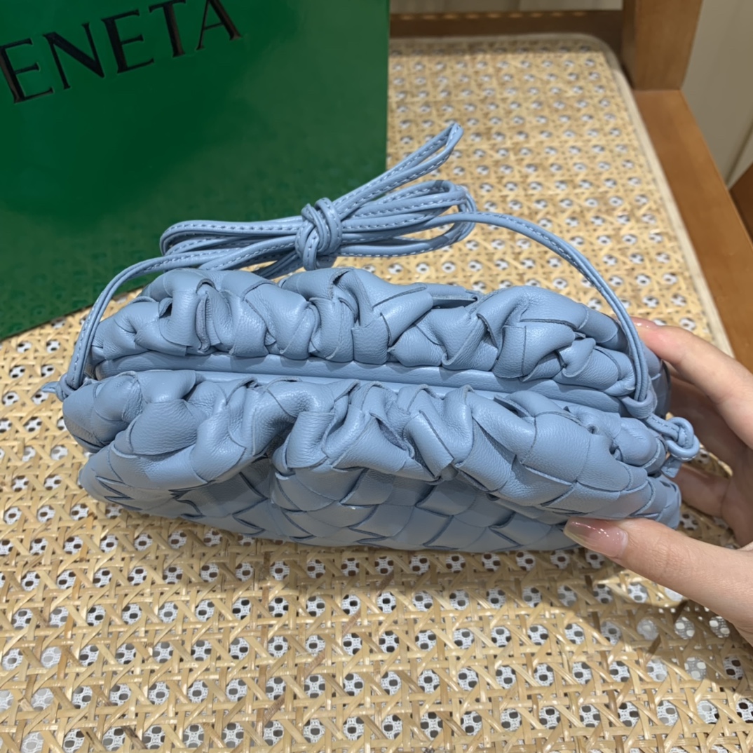 Bottega Veneta THE MINI POUCH 22CM 编织云朵包 585852冰蓝色