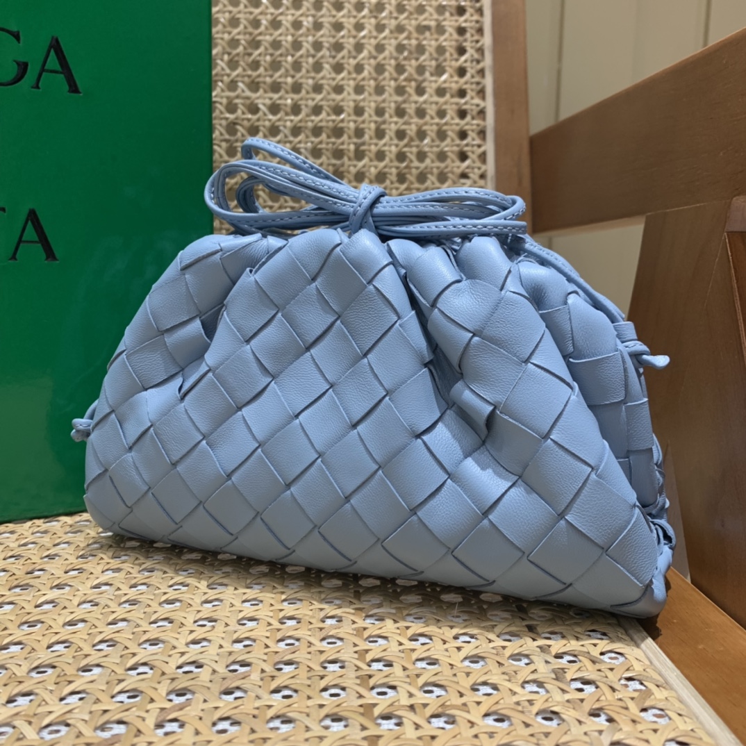 Bottega Veneta THE MINI POUCH 22CM 编织云朵包 585852冰蓝色