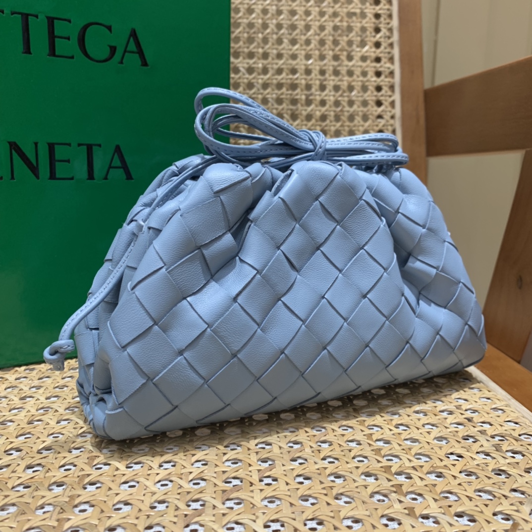 Bottega Veneta THE MINI POUCH 22CM 编织云朵包 585852冰蓝色