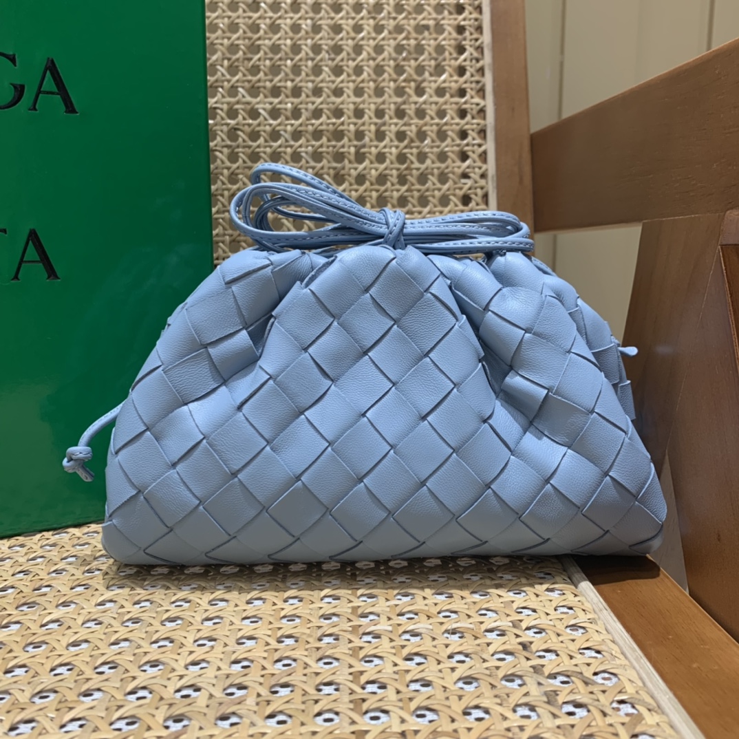 Bottega Veneta THE MINI POUCH 22CM 编织云朵包 585852冰蓝色