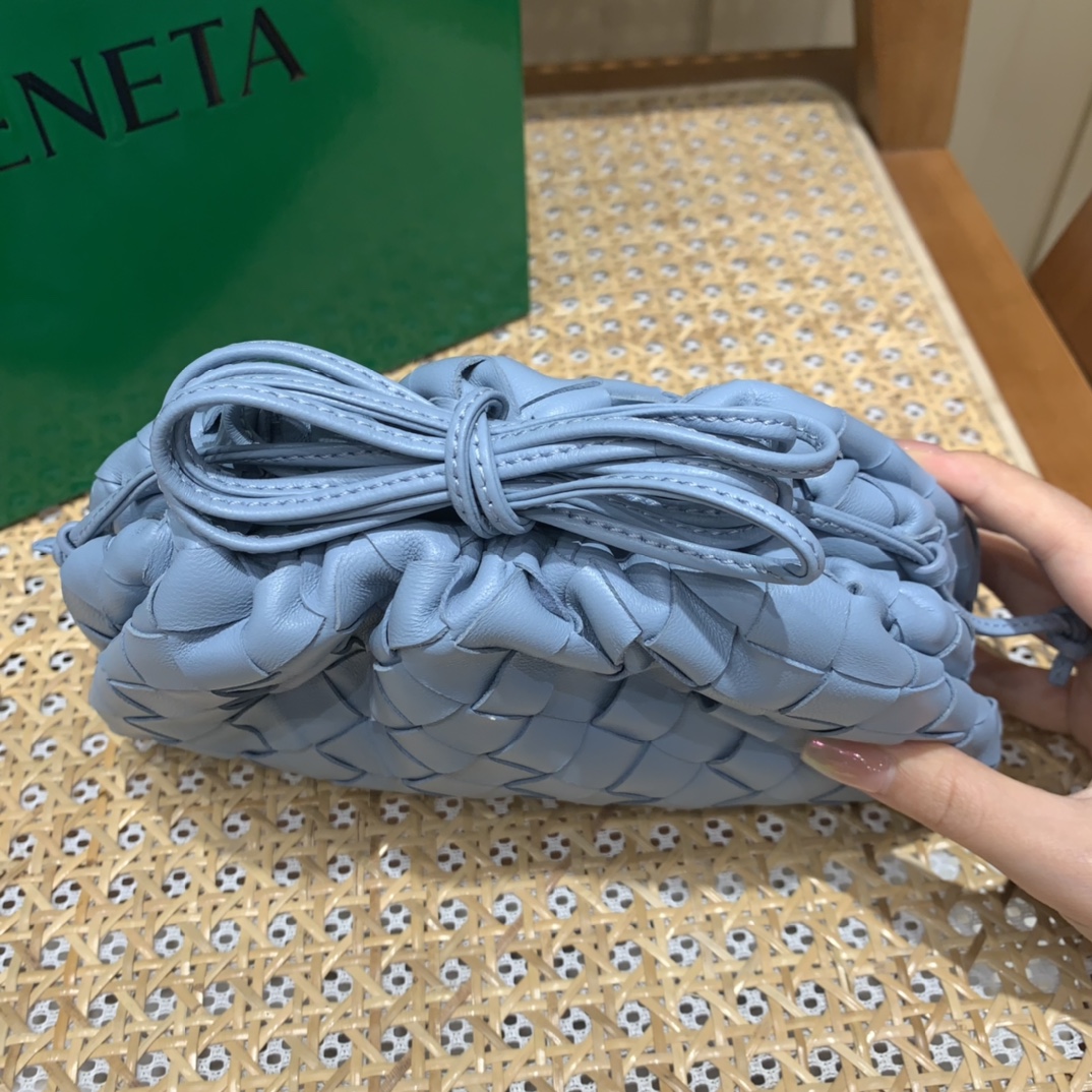 Bottega Veneta THE MINI POUCH 22CM 编织云朵包 585852冰蓝色