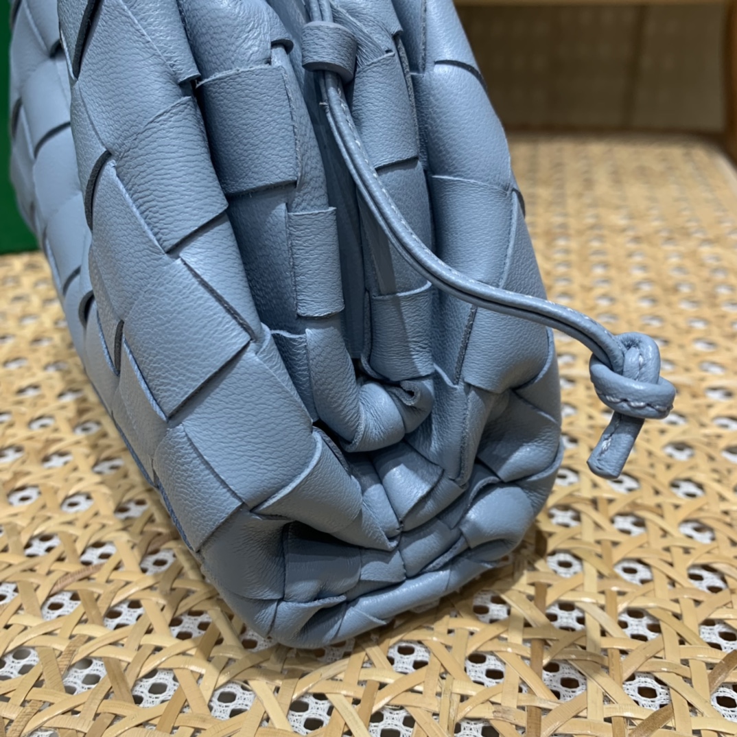 Bottega Veneta THE MINI POUCH 22CM 编织云朵包 585852冰蓝色
