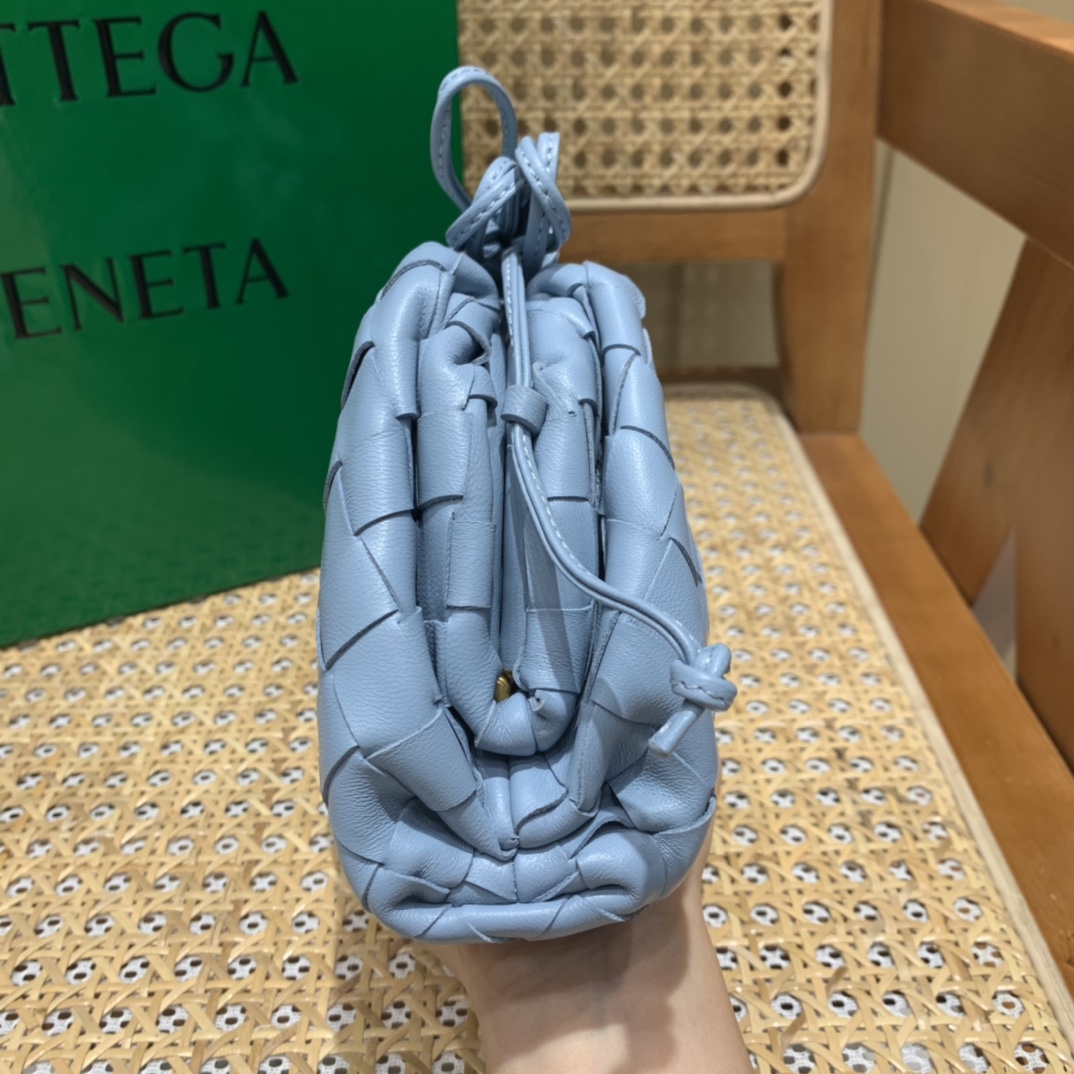 Bottega Veneta THE MINI POUCH 22CM 编织云朵包 585852冰蓝色