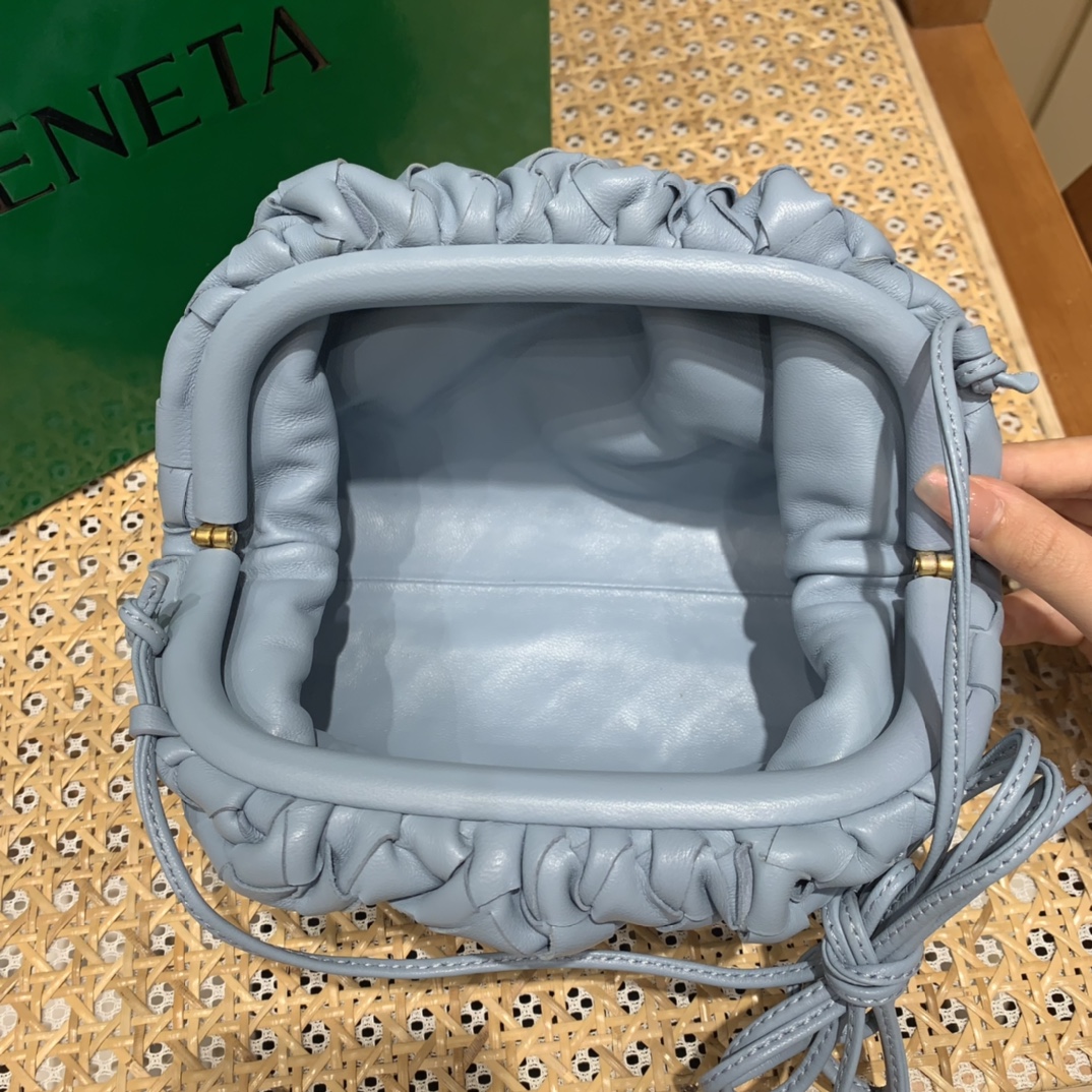 Bottega Veneta THE MINI POUCH 22CM 编织云朵包 585852冰蓝色