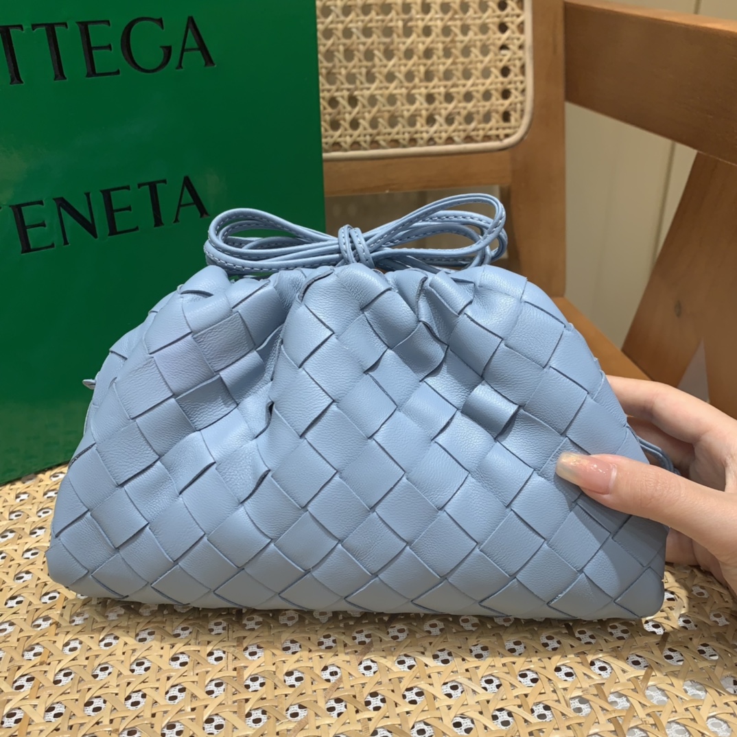 Bottega Veneta THE MINI POUCH 22CM 编织云朵包 585852冰蓝色