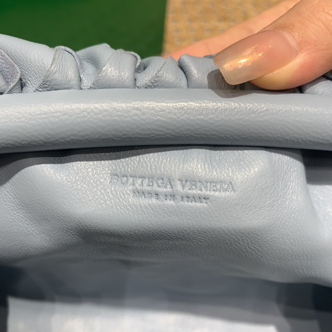 Bottega Veneta THE MINI POUCH 22CM 编织云朵包 585852冰蓝色