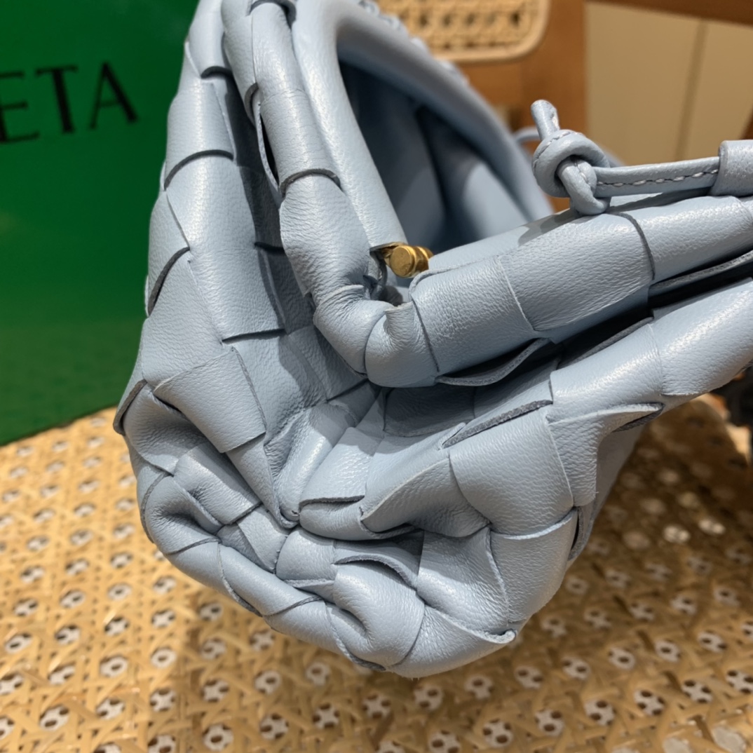 Bottega Veneta THE MINI POUCH 22CM 编织云朵包 585852冰蓝色