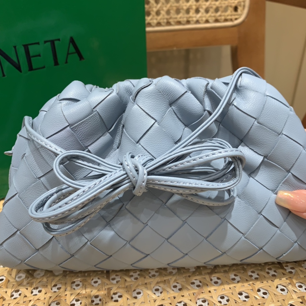 Bottega Veneta THE MINI POUCH 22CM 编织云朵包 585852冰蓝色