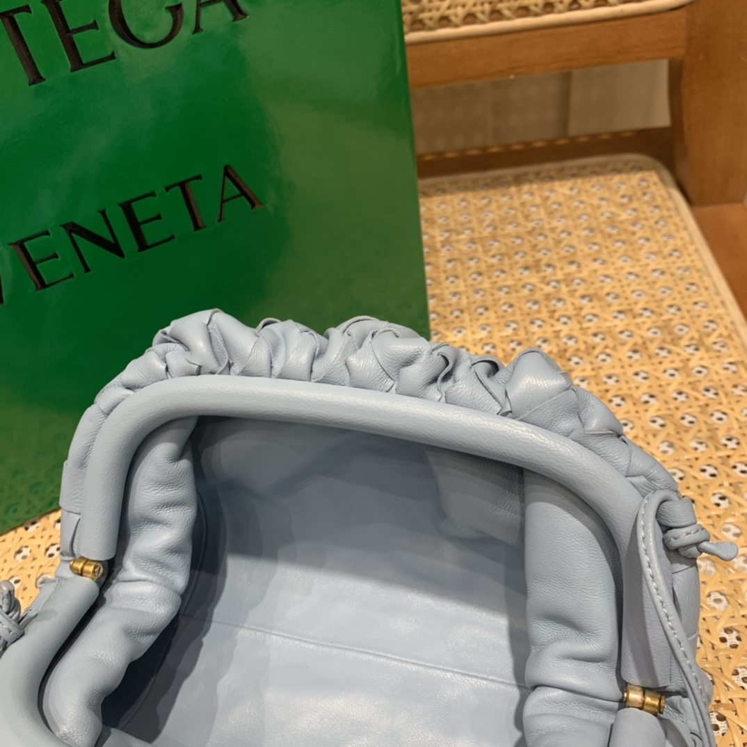 Bottega Veneta THE MINI POUCH 22CM 编织云朵包 585852冰蓝色