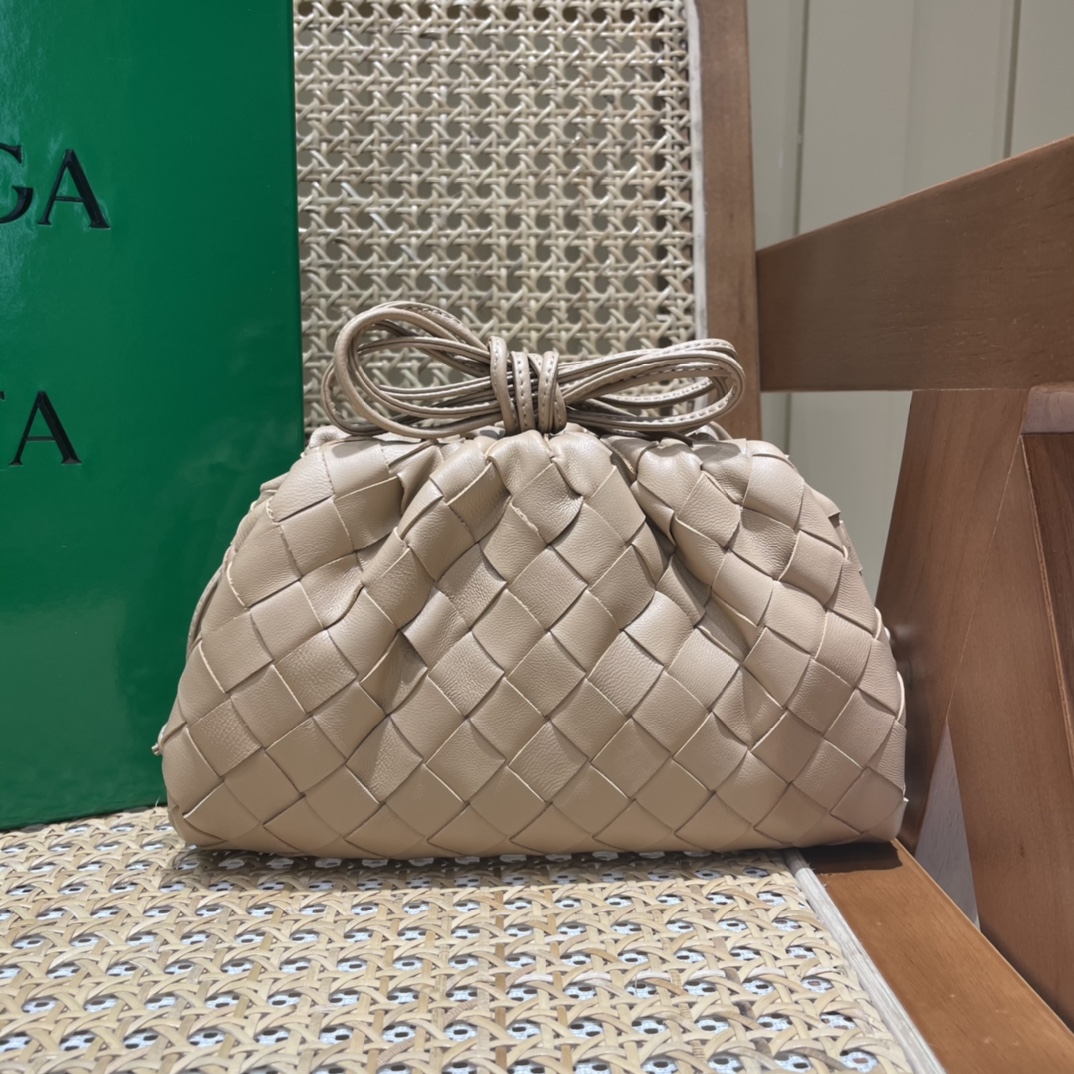 Bottega Veneta THE MINI POUCH 22CM 编织云朵包 585852奶茶色