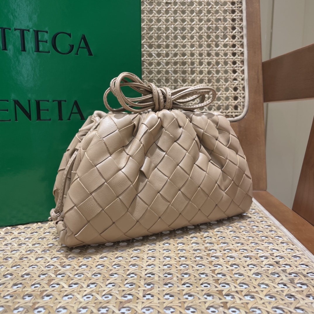 Bottega Veneta THE MINI POUCH 22CM 编织云朵包 585852奶茶色