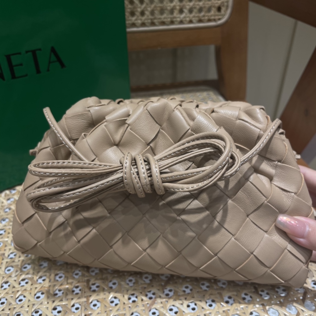 Bottega Veneta THE MINI POUCH 22CM 编织云朵包 585852奶茶色