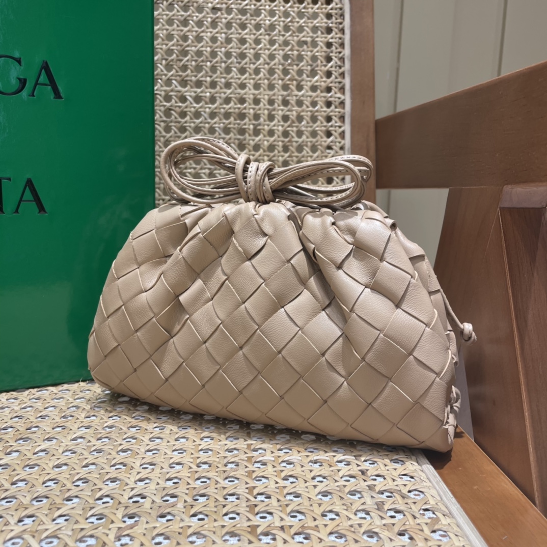 Bottega Veneta THE MINI POUCH 22CM 编织云朵包 585852奶茶色