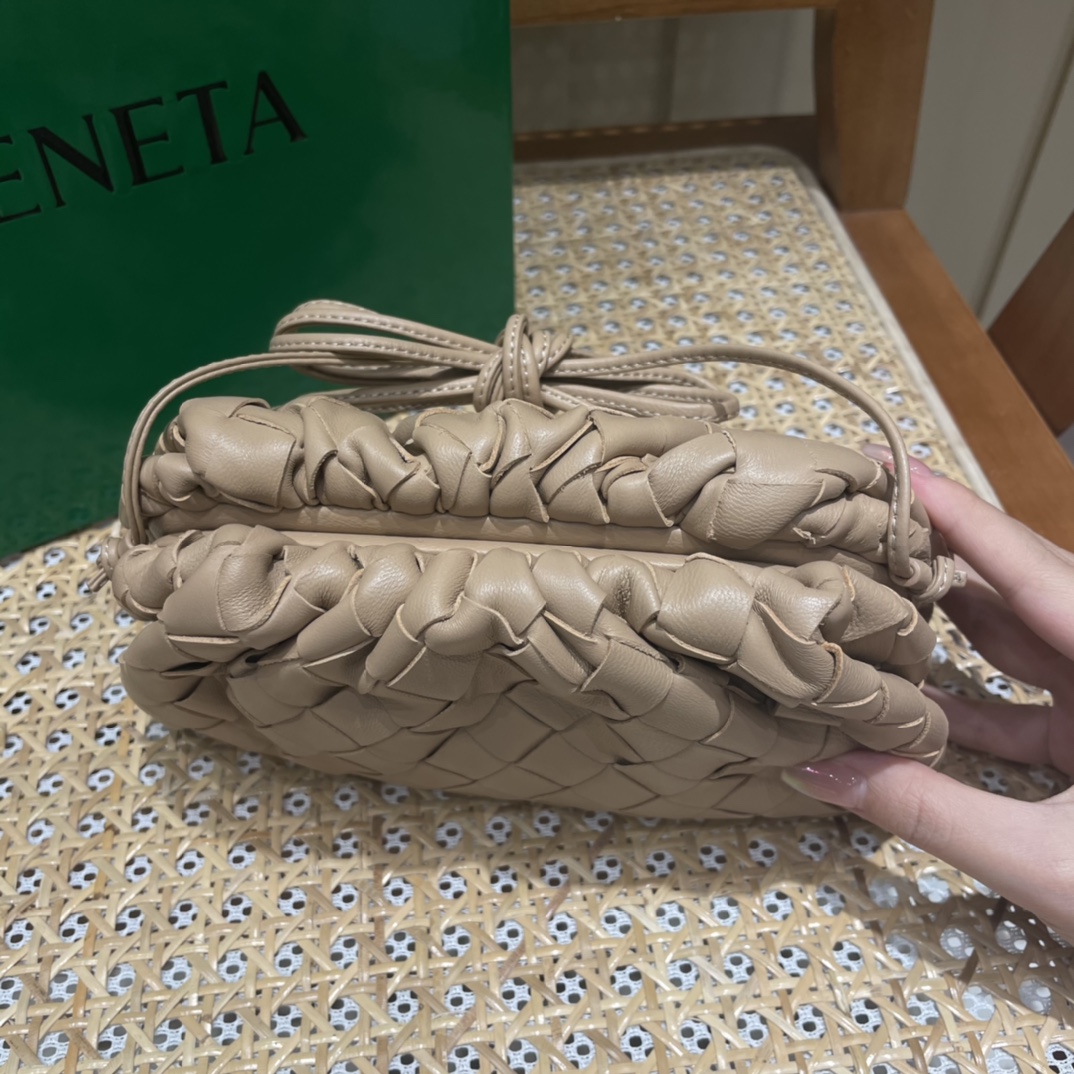 Bottega Veneta THE MINI POUCH 22CM 编织云朵包 585852奶茶色