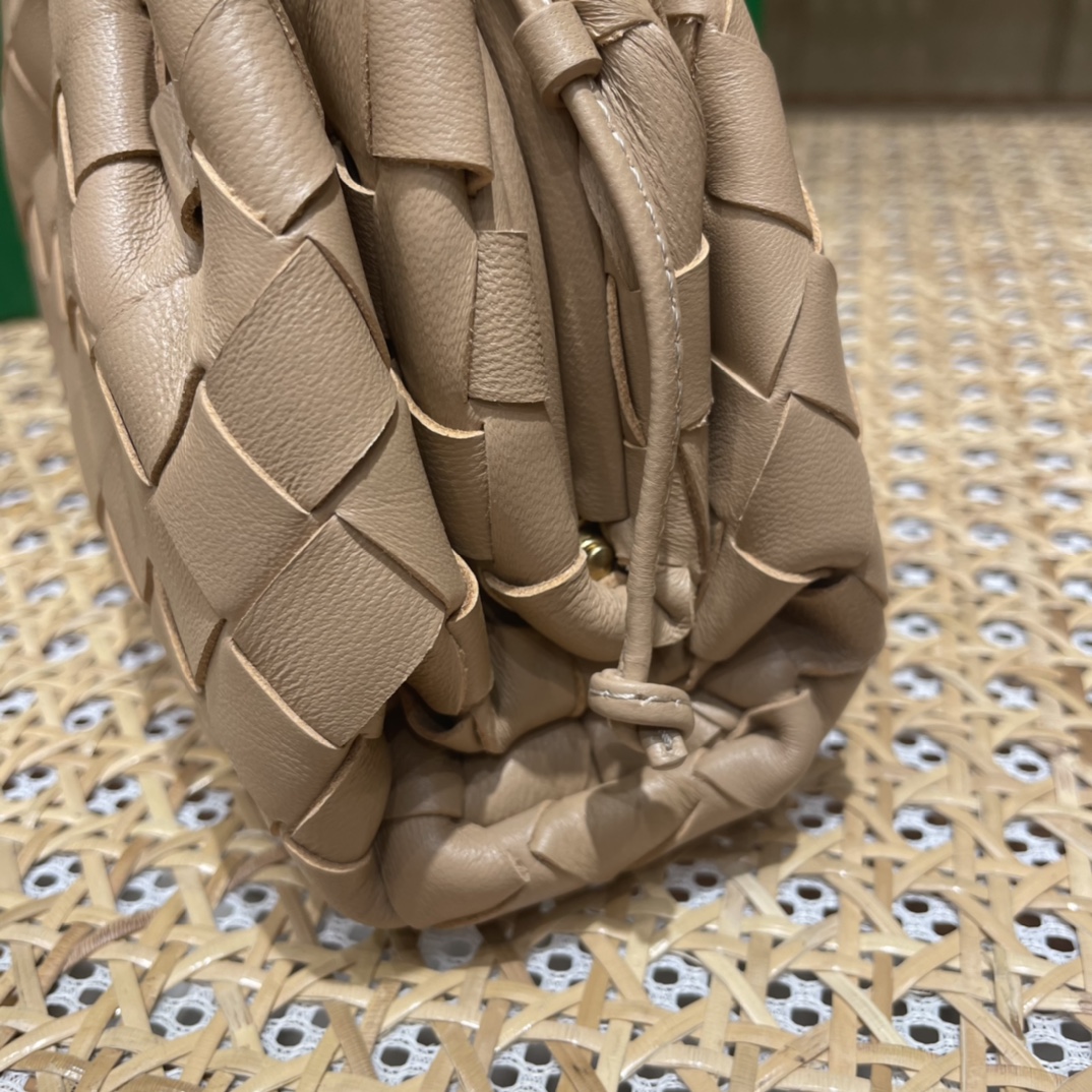 Bottega Veneta THE MINI POUCH 22CM 编织云朵包 585852奶茶色