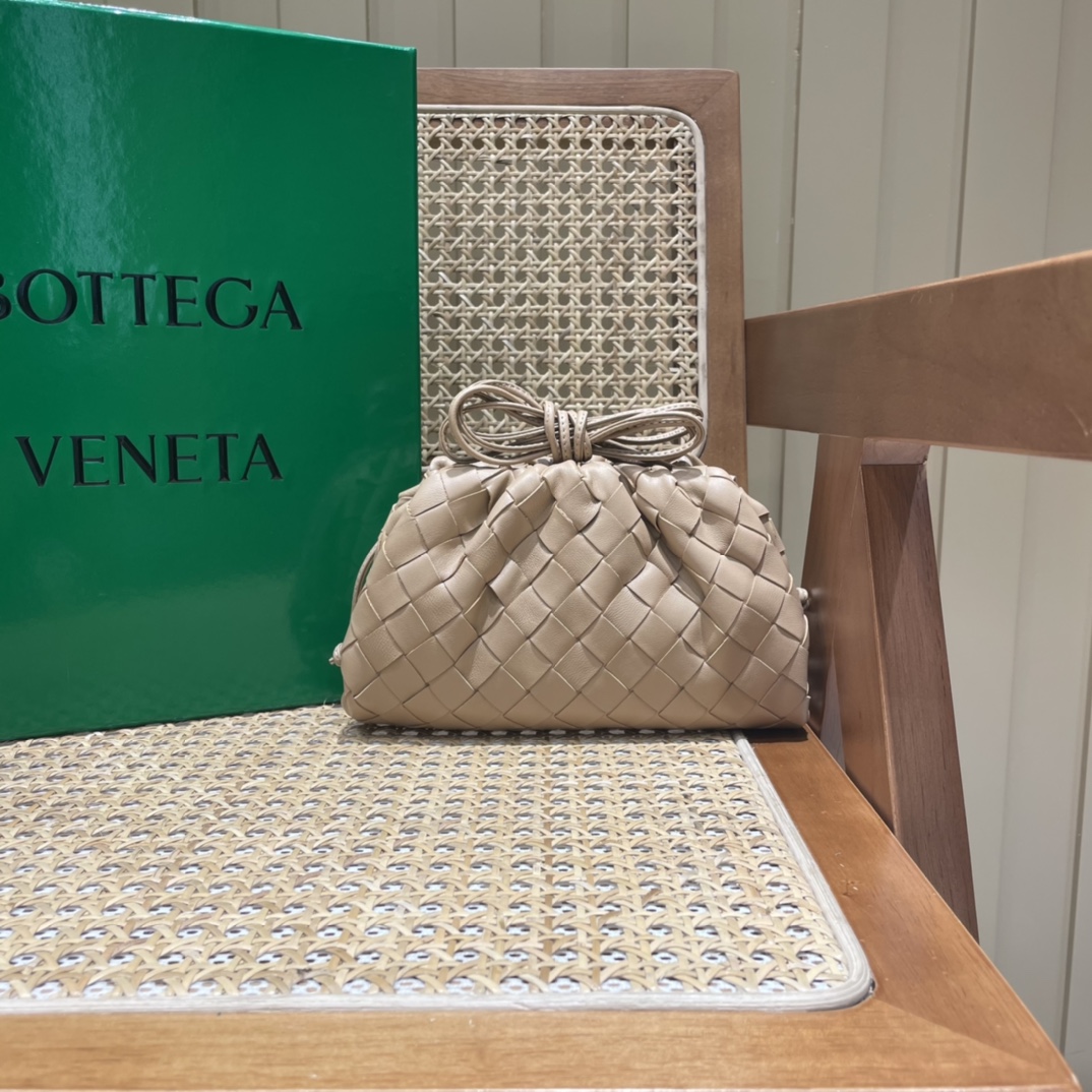 Bottega Veneta THE MINI POUCH 22CM 编织云朵包 585852奶茶色