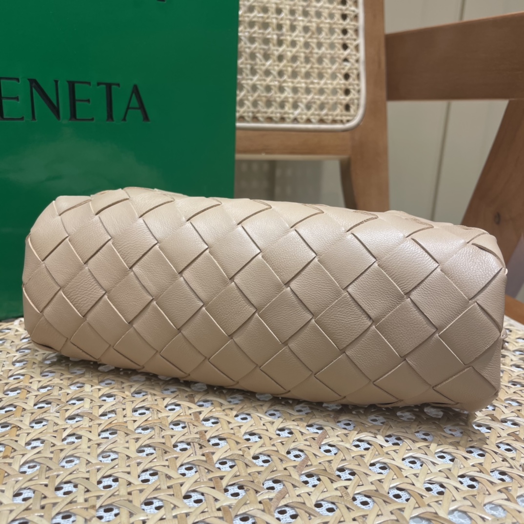Bottega Veneta THE MINI POUCH 22CM 编织云朵包 585852奶茶色