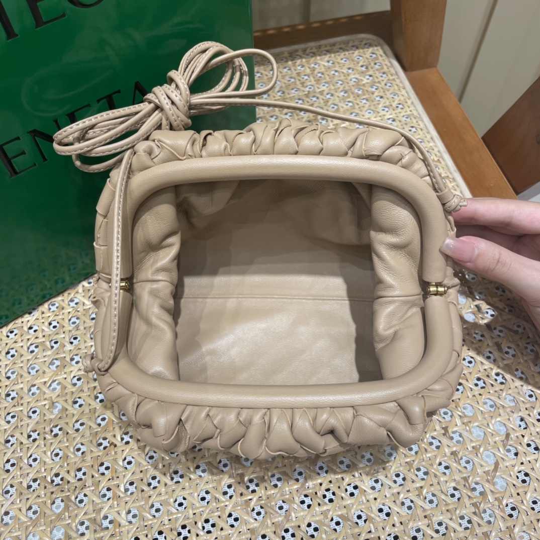 Bottega Veneta THE MINI POUCH 22CM 编织云朵包 585852奶茶色