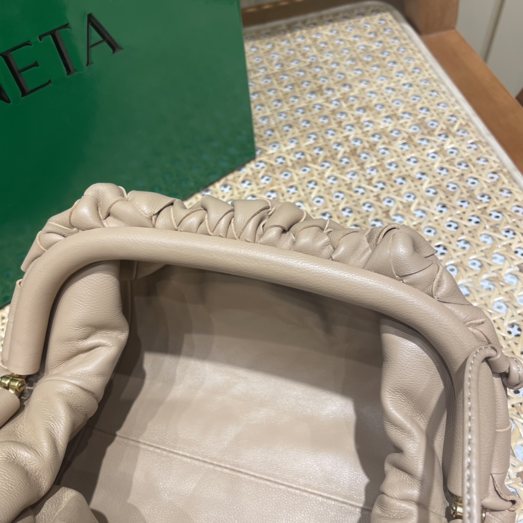 Bottega Veneta THE MINI POUCH 22CM 编织云朵包 585852奶茶色