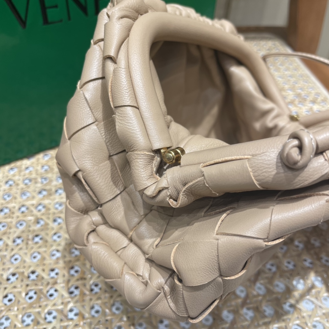 Bottega Veneta THE MINI POUCH 22CM 编织云朵包 585852奶茶色