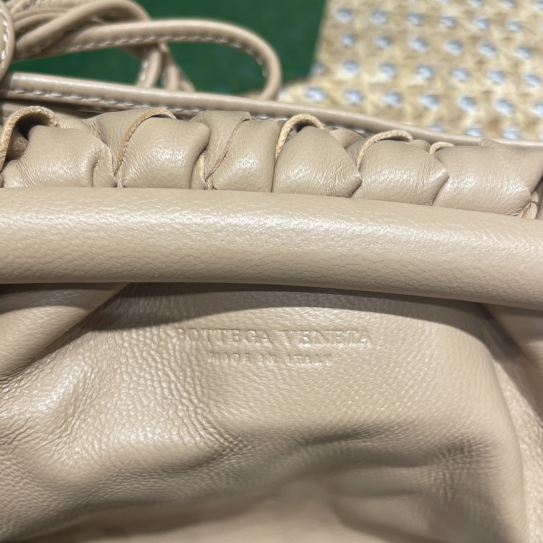 Bottega Veneta THE MINI POUCH 22CM 编织云朵包 585852奶茶色
