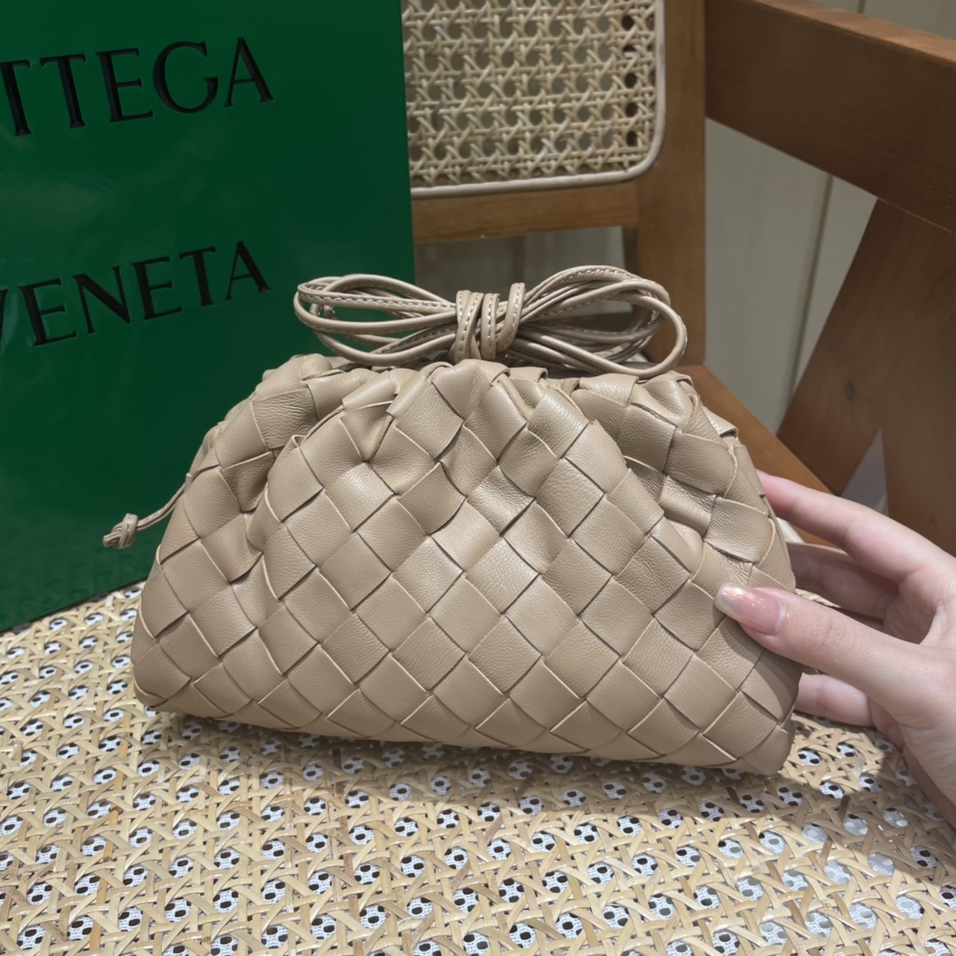 Bottega Veneta THE MINI POUCH 22CM 编织云朵包 585852奶茶色