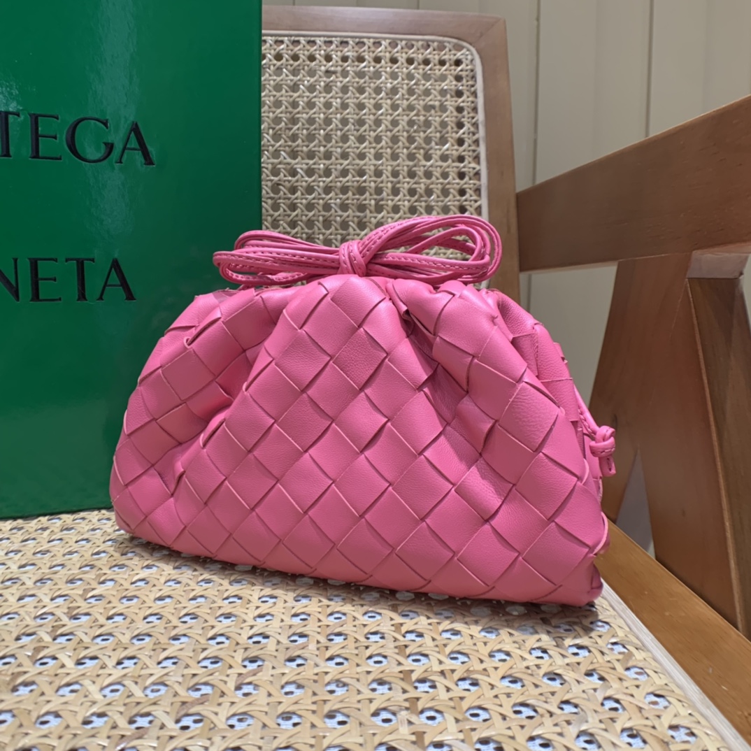Bottega Veneta THE MINI POUCH 22CM 编织云朵包 585852粉红色