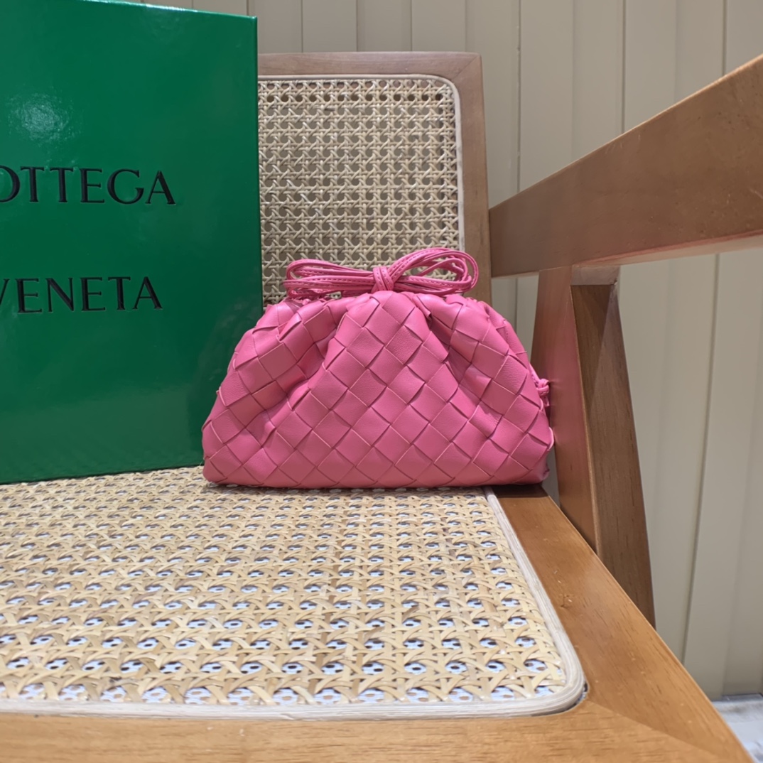 Bottega Veneta THE MINI POUCH 22CM 编织云朵包 585852粉红色