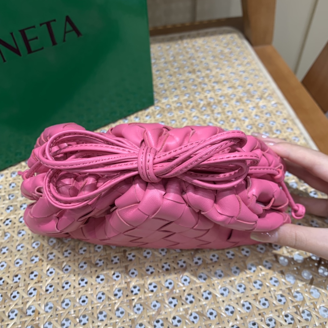 Bottega Veneta THE MINI POUCH 22CM 编织云朵包 585852粉红色