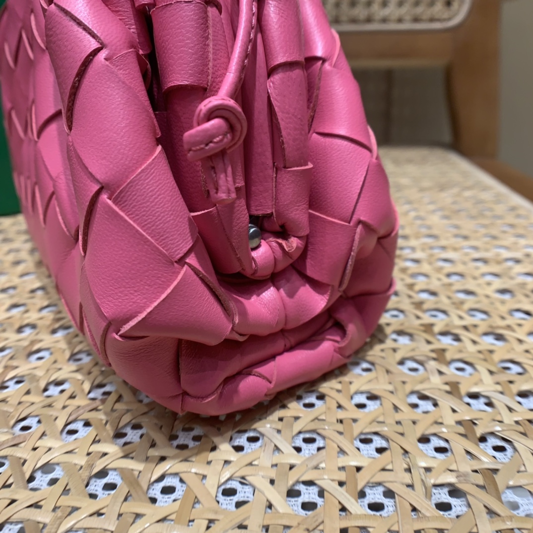 Bottega Veneta THE MINI POUCH 22CM 编织云朵包 585852粉红色