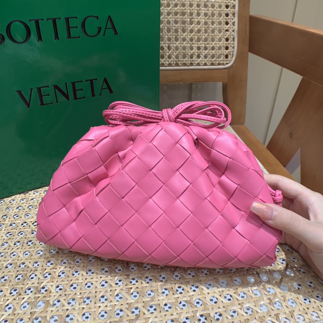 Bottega Veneta THE MINI POUCH 22CM 编织云朵包 585852粉红色