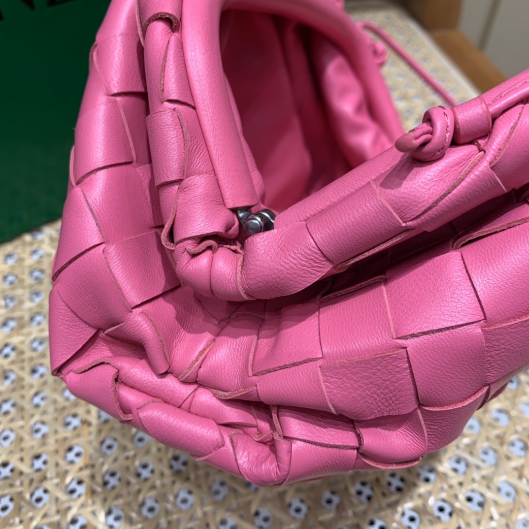 Bottega Veneta THE MINI POUCH 22CM 编织云朵包 585852粉红色