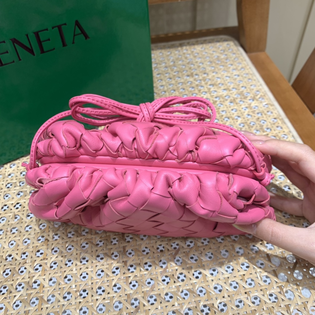 Bottega Veneta THE MINI POUCH 22CM 编织云朵包 585852粉红色