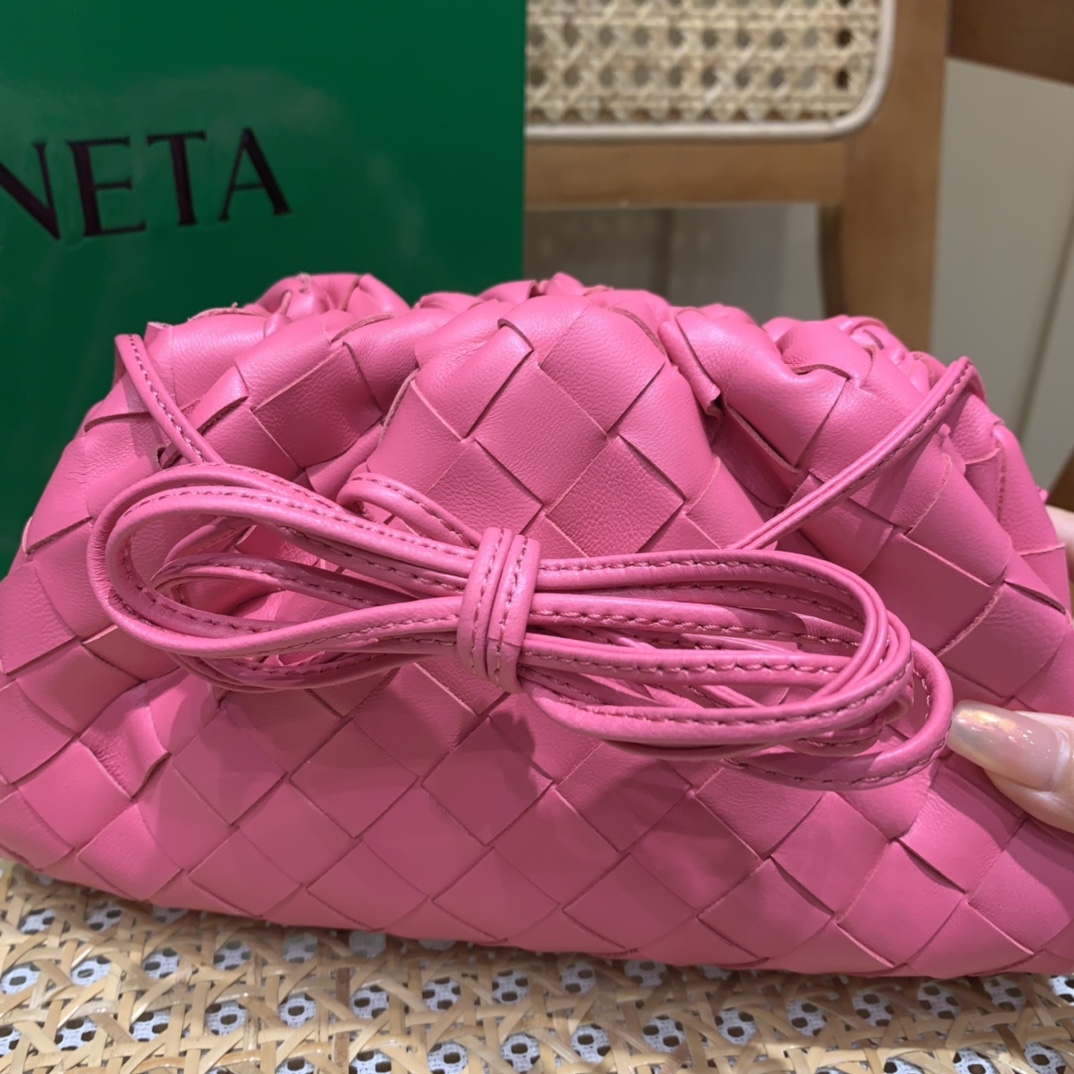 Bottega Veneta THE MINI POUCH 22CM 编织云朵包 585852粉红色